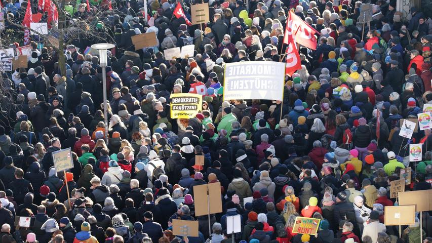 Dieses Bild, das direkt aus den Räumlichkeiten unserer Redaktion aufgenommen wurde, entstand bei der Demonstration gegen Rechts auf dem Willy Brandt Platz. Auch der Der VNP feiert die Demokratie.